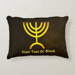 Menorah Flame Prydnadskudde<br><div class="desc">En brunfärgad och guld digital rendering av den judiska sjugrenade menorah (hebreiska: מְ נ וֹ רָ ה ‎). Lägg till en egen text på både framsidan och baksidan. Den sjukanta menorah som används i den portabla fristad som Moses upprättade i vildmarken och senare i Temple i Jerusalem har varit en...</div>
