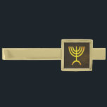 Menorah Flame Slipsnål Med Guldfinish<br><div class="desc">En brunfärgad och guld digital rendering av den judiska sjugrenade menorah (hebreiska: מ נ ו ר ה ‎). Den sjukanta menorah som används i den portabla fristad som Moses upprättade i vildmarken och senare i Temple i Jerusalem har varit en symbol för judendomen sedan urminnes tider och är symbolen för...</div>