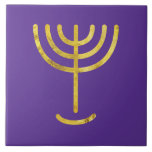Menorah Guld-look Lila Kakelplatta<br><div class="desc">Menorah guld-look. Anpassa genom att lägga till din egen namn. Om du vill göra det här till din egen design "Klicka för att anpassa ytterligare" ... eller "Överför den här designen" för att skriva ut samma design på en annan produkt. Varifrån kommer Menorah-komen? Det kommer från bibeln, bok i Exodus,...</div>