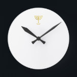 Menorah Guld Rund Klocka<br><div class="desc">Menorah guld-look. Anpassa genom att lägga till din egen namn. Om du vill göra det här till din egen design "Klicka för att anpassa ytterligare" ... eller "Överför den här designen" för att skriva ut samma design på en annan produkt. Varifrån kommer Menorah-komen? Det kommer från bibeln, bok i Exodus,...</div>