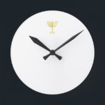 Menorah Guld Rund Klocka<br><div class="desc">Menorah guld-look. Anpassa genom att lägga till din egen namn. Om du vill göra det här till din egen design "Klicka för att anpassa ytterligare" ... eller "Överför den här designen" för att skriva ut samma design på en annan produkt. Varifrån kommer Menorah-komen? Det kommer från bibeln, bok i Exodus,...</div>