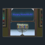 Menorah i fönstret<br><div class="desc">En bild av en traditionell Chanukkah-menorah i ett fönster. Menoran återspeglas i fönstret, det finns frost på glaset och snö utanför.</div>