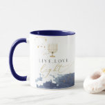 Menorah Live Kärlek Light Hanukkah Mugg<br><div class="desc">Hanukkah-keramin mugg har ett marint blått vattenfärgssmam med golden foil specs,  en guld-vattenfärgsmenorah och talesättet "Live,  kärlek,  light" för att hedra festivalen i ljus. Mugg gör perfekten till din helgdag-dekoration eller en underbar gåva till hett kakao och kvällar i.</div>