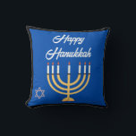 MENORAH LYCKLIG HANUKKAH-KORT KUDDE<br><div class="desc">Snygg Anpassningsbar Hanukkah-kort med Menorah och Lycklig Hanukkah Hälsning på höljet med Anpassningsbar Hanukkkah-meddelande inuti.</div>
