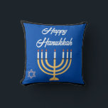MENORAH LYCKLIG HANUKKAH-KORT KUDDE<br><div class="desc">Snygg Anpassningsbar Hanukkah-kort med Menorah och Lycklig Hanukkah Hälsning på höljet med Anpassningsbar Hanukkkah-meddelande inuti.</div>