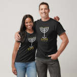 Menorah Manar Tee White Guld<br><div class="desc">Paleo Hebrew brev har skrivit ut sig i ord Menorah, Mem, Nun, Resh och Hej. Kort sagt, deras innebörd är.. Mem - Chaos Mighty Blood. Nun - fortsätt sin son. Resh - Första översta början. Titta på Reveal Bandeand. Ord är nummer H4501 i Strong's Concordance. Feminin av H4500 (i den...</div>