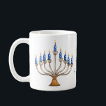 Menorah med Burning Candles Lycklig Hanukkah Kaffemugg<br><div class="desc">Vattenfärgmenorah med blå brinnljus. Lycklig Hanukkah hälsning kan ändras. AI-assisterad grafik som köpts med kommersiell använda. Bild: CosmicMeta</div>
