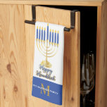 Menorah med Ljus Lycklig Hanukkah Monogram Kitche Kökshandduk<br><div class="desc">Underbar för att fira Hanukkah-säsongen har den här designen vårt ursprungliga menorah-vektorgrafik med skripttextkalligrafi,  "Lycklig Hanukkah" hälsning.  Sammansatt design efter Helgdag Hearts-design (reserverade höger).</div>
