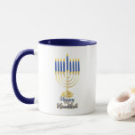 Menorah med Ljus Lycklig Hanukkah Mugg<br><div class="desc">Underbar för att fira Hanukkah-säsongen har den här designen vårt ursprungliga menorah-vektorgrafik med skripttextkalligrafi,  "Lycklig Hanukkah" hälsning.  Sammansatt design efter Helgdag Hearts-design (reserverade höger).</div>