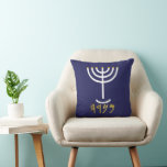 Menorah Paleo Hebrew Kudde<br><div class="desc">Menorah Paleo Hebrew-bokstäver. Anpassa genom att lägga till din egen namn. Om du vill göra det här till din egen design "Klicka för att anpassa ytterligare" ... eller "Överför den här designen" för att skriva ut samma design på en annan produkt. Varifrån kommer Menorah-komen? Det kommer från bibeln, bok i...</div>