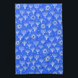Menorah Star av David Hanukkah Mönster Blue White Kökshandduk<br><div class="desc">Torka av ditt kök med den här roligt helgdag handduk. Gör en underbar helgdag,  husuppvärmning eller bröllop! Du kan anpassa den och även lägga till text. Kolla min butik för mycket mer färg och mönster!</div>