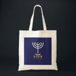 Menorah Tygkasse<br><div class="desc">Enskilda företrädare för brev: Menorah: Mem, Nun, Resh, Hej Mem - Chaos Mighty Blood Nun - Fortsätt med sin son Resh - First Top Beginning Hej - titta på utandningsutdraget 25:31 och du ska göra en ljusskygg av rent guld: av slaget arbete ska ljusskygssen göras: hans axel och hans grenar.,...</div>