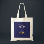Menorah Tygkasse<br><div class="desc">Enskilda företrädare för brev: Menorah: Mem, Nun, Resh, Hej Mem - Chaos Mighty Blood Nun - Fortsätt med sin son Resh - First Top Beginning Hej - titta på utandningsutdraget 25:31 och du ska göra en ljusskygg av rent guld: av slaget arbete ska ljusskygssen göras: hans axel och hans grenar.,...</div>