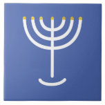 Menorah White Guld Blue Kakelplatta<br><div class="desc">Menorah vit blå guld. Anpassa genom att lägga till din egen namn. Om du vill göra det här till din egen design "Klicka för att anpassa ytterligare" ... eller "Överför den här designen" för att skriva ut samma design på en annan produkt. Varifrån kommer Menorah-komen? Det kommer från bibeln, bok...</div>