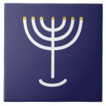 Menorah White Guld Navy Kakelplatta<br><div class="desc">Menorah vit blå guld. Anpassa genom att lägga till din egen namn. Om du vill göra det här till din egen design "Klicka för att anpassa ytterligare" ... eller "Överför den här designen" för att skriva ut samma design på en annan produkt. Varifrån kommer Menorah-komen? Det kommer från bibeln, bok...</div>
