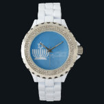 Menorahs välsignelser armbandsur<br><div class="desc">Vit näsduk av rhineston med en blek blå och vit menorah med en David stjärna på grungblått. Se matchande fyrkantiga knappar,  fyrkantiga tecken och rektangulär dubbla-sidig akrylnyckelkedja. Se hela Hanukkah Watch-samlingen under kategorin ACCESSORIES i avsnittet HELGDAGAR.</div>