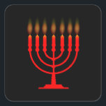 Menorh med sju ljus fyrkantigt klistermärke<br><div class="desc">En menorah med sju tända ljus över en svart bakgrund</div>