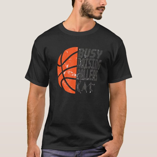 Mens Busy Raising Ballers   Basketball Dad T Shirt (Framsida)