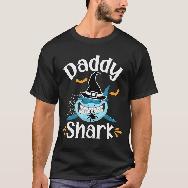 Mens Daddy Shark Funny Halloween Daddy Announcemen T Shirt (Framsida)