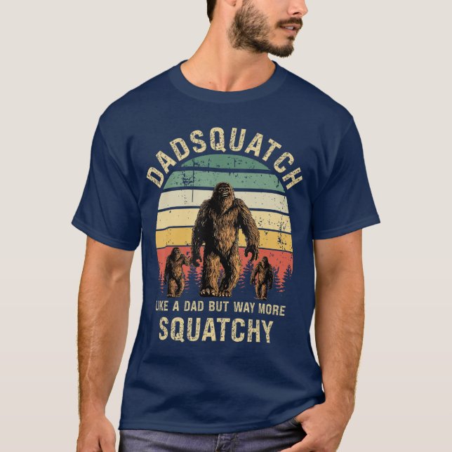 Mens Dadsquatch Like A Dad Way More Squatchy Funny T Shirt (Framsida)
