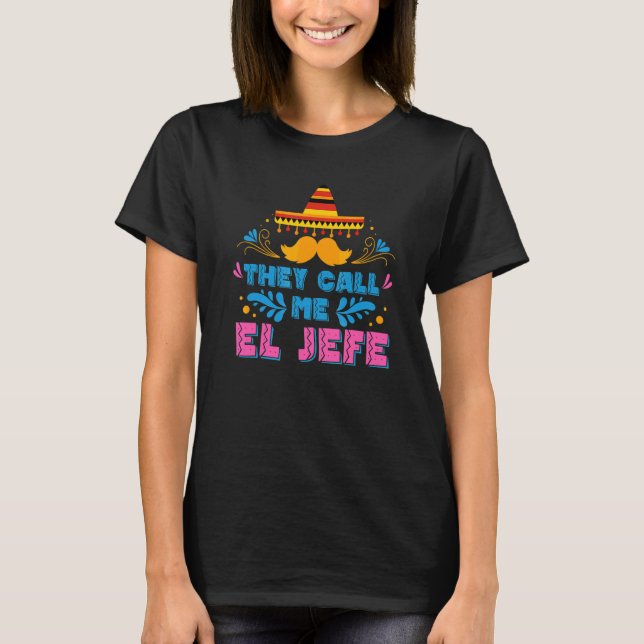 Mens De Kallar Mig El Jefe Cinco de Mayo Mexikansk T Shirt (Framsida)