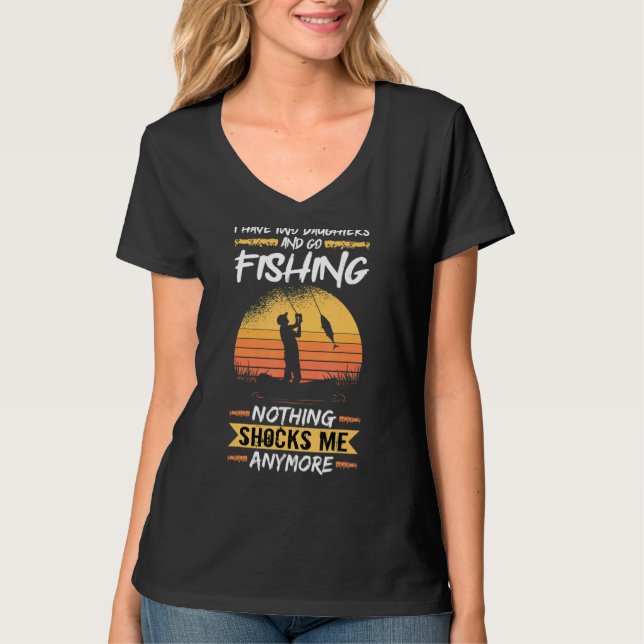 Mens Fisherman I Have Two Daughters And Go Fishing T Shirt (Framsida)