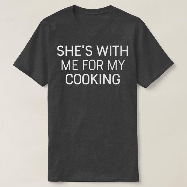 Mens Funny Husband She's With Me For My Cooking Ch T Shirt (Design framsida)