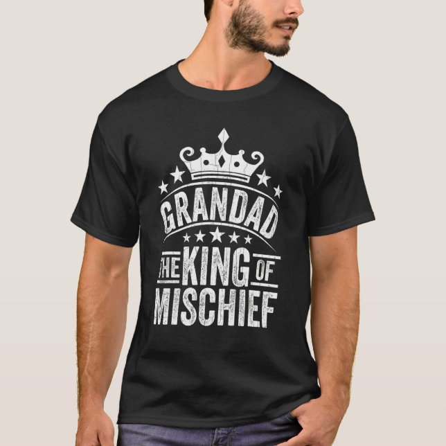 Mens Grandad The King Of Mischief   Grandfather    T Shirt (Framsida)