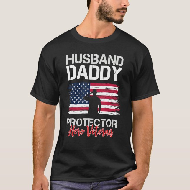 Mens Husband Daddy Protector Hero Veteran USA Flag T Shirt (Framsida)