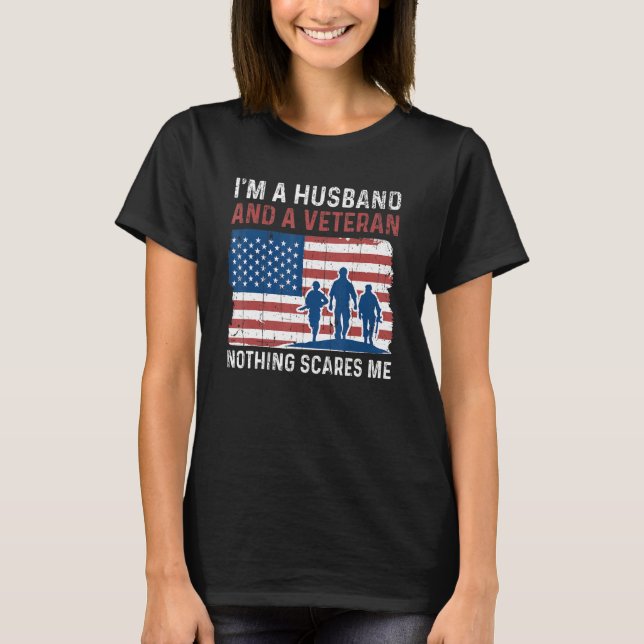 Mens Husband Nothing Scares Me American Proud Vete T Shirt (Framsida)