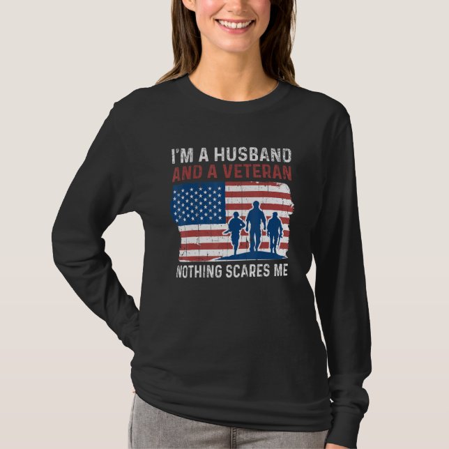 Mens Husband Nothing Scares Me American Proud Vete T Shirt (Framsida)