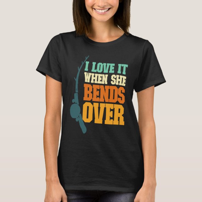 Mens I Love It When She Bends Over Fisher Rod Fish T Shirt (Framsida)