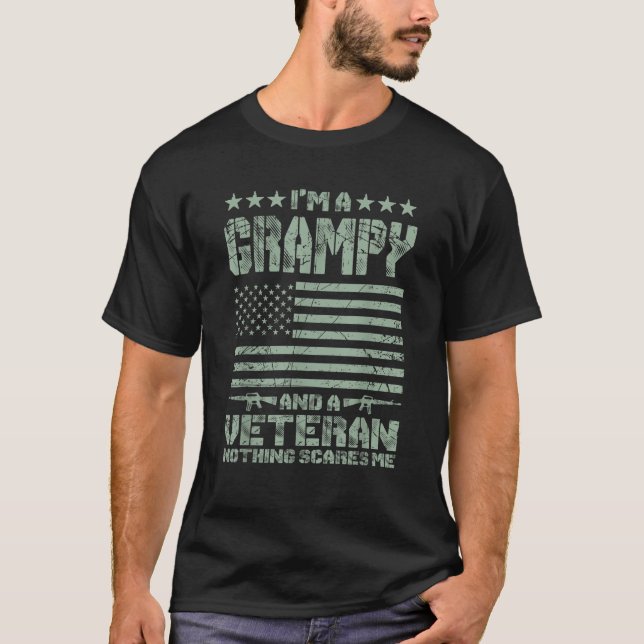 Mens I m a Grampy and a Veteran Nothing Scares Me  T Shirt (Framsida)