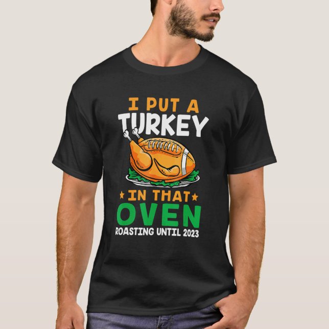 Mens I Put A Turkey In That Oven Pregnancy Thanksg T Shirt (Framsida)