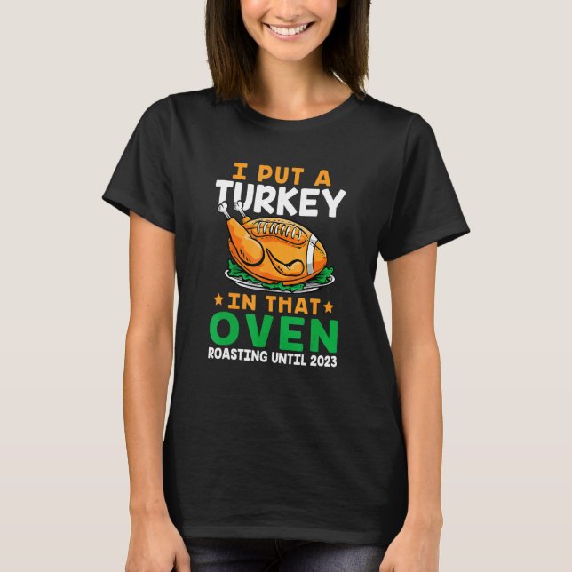 Mens I Put A Turkey In That Oven Pregnancy Thanksg T Shirt (Framsida)