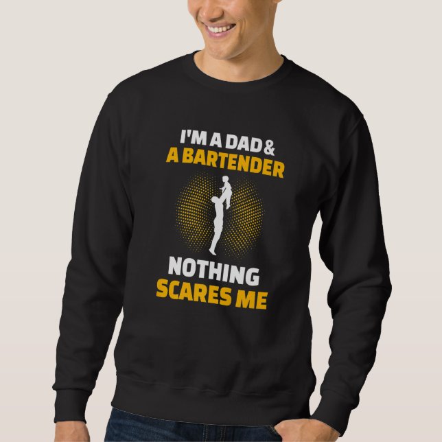 Mens I'm A Dad & A Bartender Nothing Scares Me Lång Ärmad Tröja (Framsida)