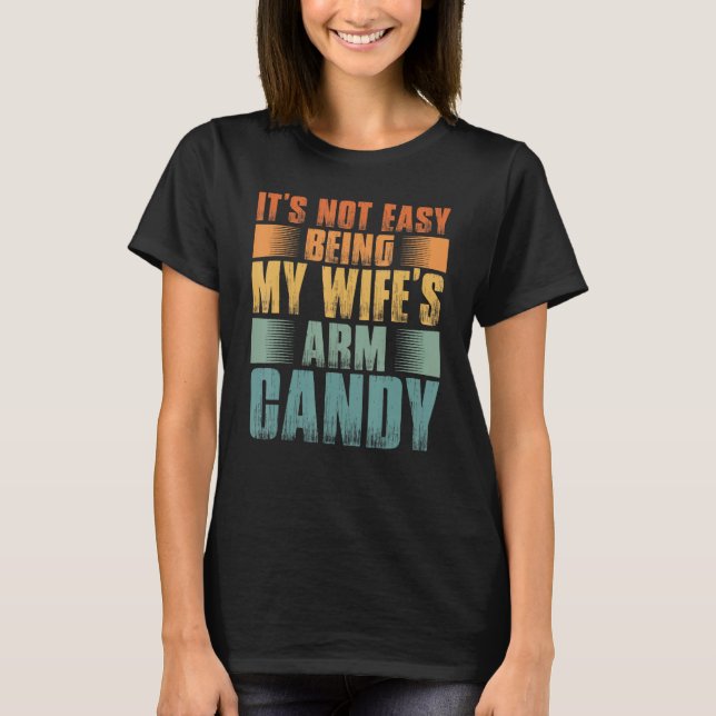 Mens It s Not Easy Being My Wifes Arm Candy T Shirt (Framsida)