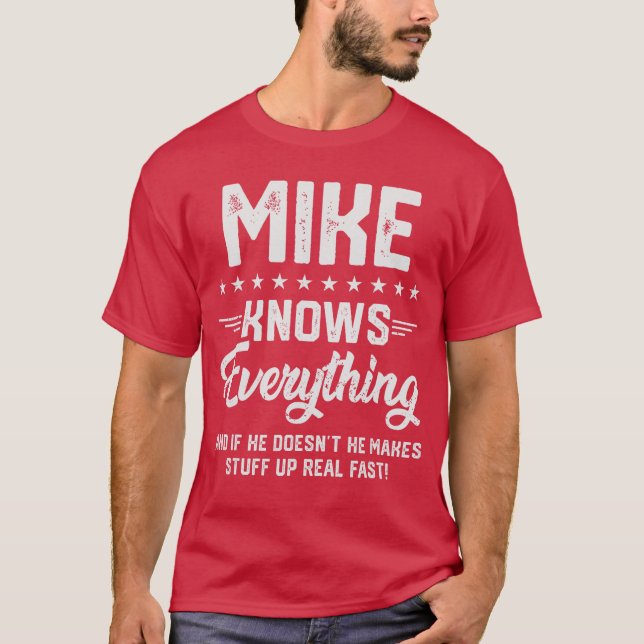 Mens Mike Knows Everything Funny Name Personalized T Shirt (Framsida)