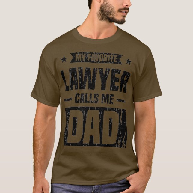 Mens My Favorite Lawyer Calls Me Dad Love Your T Shirt (Framsida)