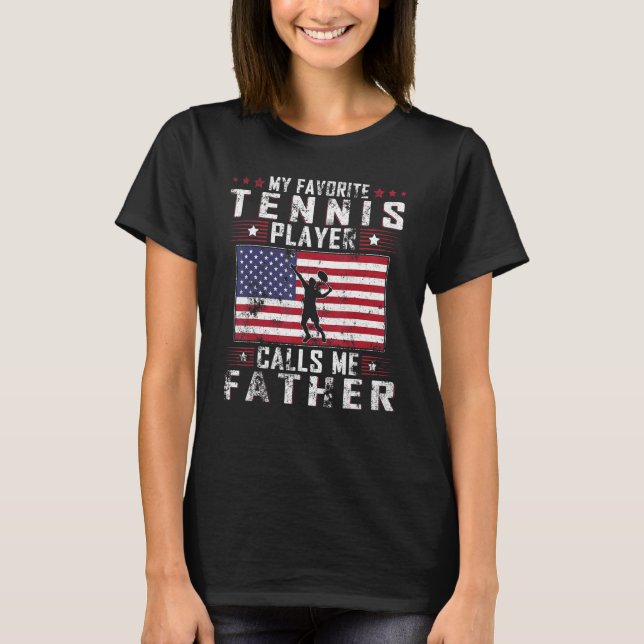 Mens My Favorite Tennis Player Calls Me Father Fat T Shirt (Framsida)
