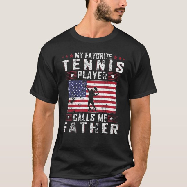 Mens My Favorite Tennis Player Calls Me Father Fat T Shirt (Framsida)