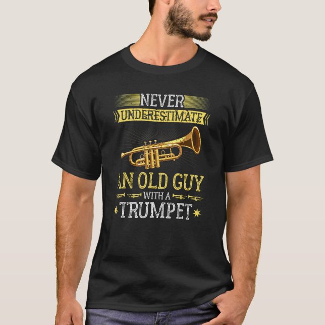 Mens Never Underestimate an Old Guy with a Trumpet T Shirt (Framsida)