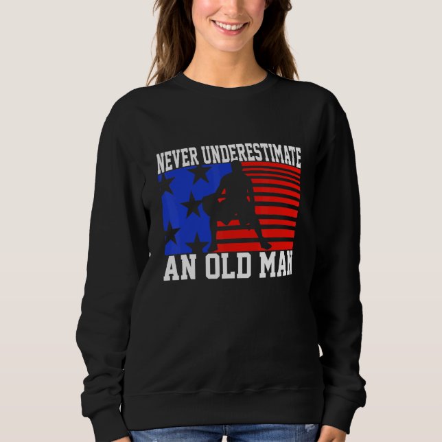 Mens Never Underestimate An Old Man USA Flag   Bas T Shirt (Framsida)