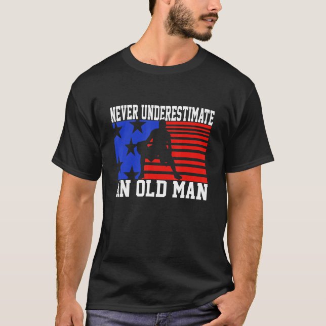 Mens Never Underestimate An Old Man USA Flag   Bas T Shirt (Framsida)