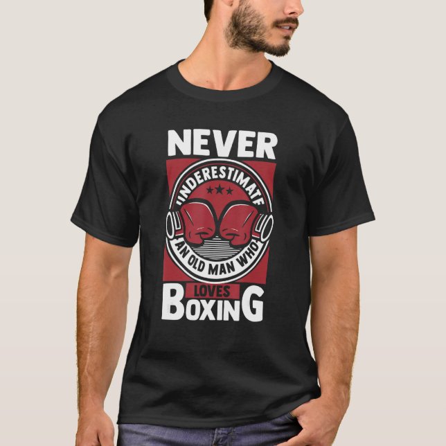 Mens Never Underestimate An Old Man Who Loves Boxi T Shirt (Framsida)