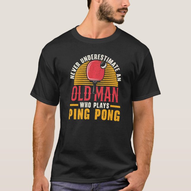 Mens Never Underestimate An Old Man Who Plays Ping T Shirt (Framsida)
