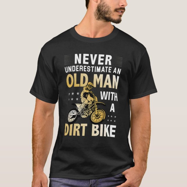 Mens Never Underestimate an Old Man With a Dirt Bi T Shirt (Framsida)