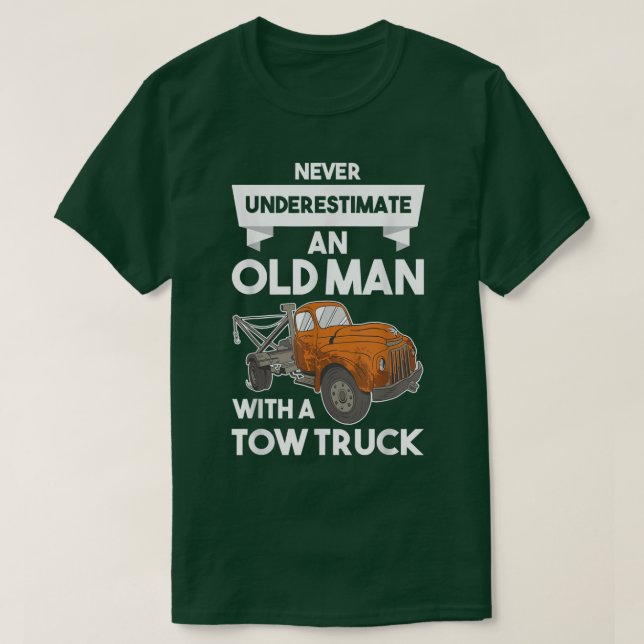 Mens Never Underestimate an Old Man with a Tow Tru T Shirt (Design framsida)