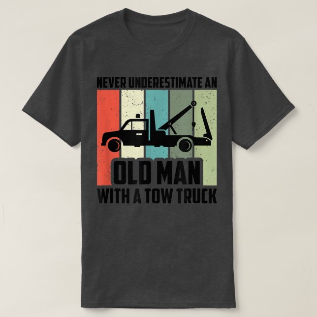 Mens Never Underestimate An Old Man With A Tow Tru T Shirt (Design framsida)