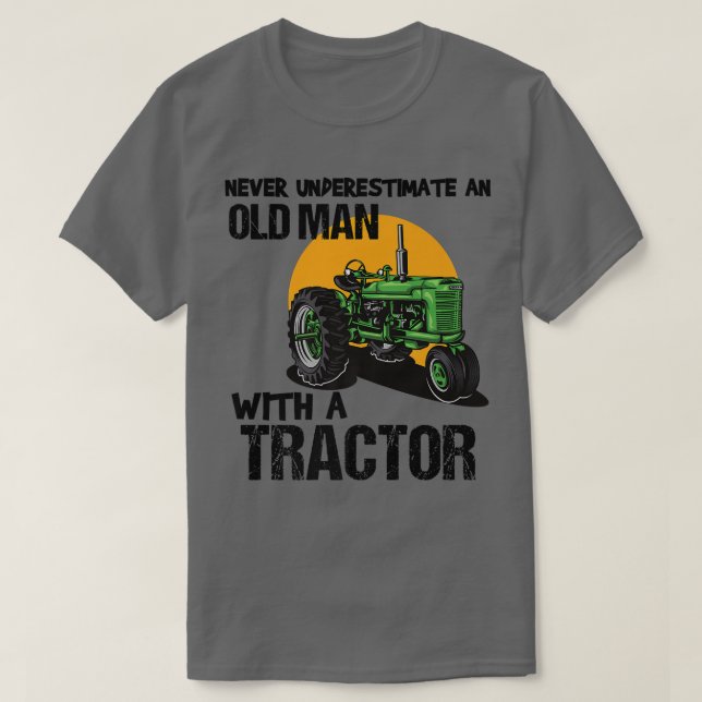 Mens Never Underestimate An Old Man With A Tractor T Shirt (Design framsida)